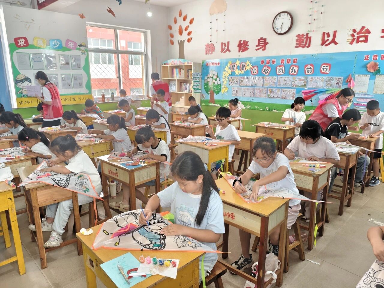 队员们迅速投入前期准备工作