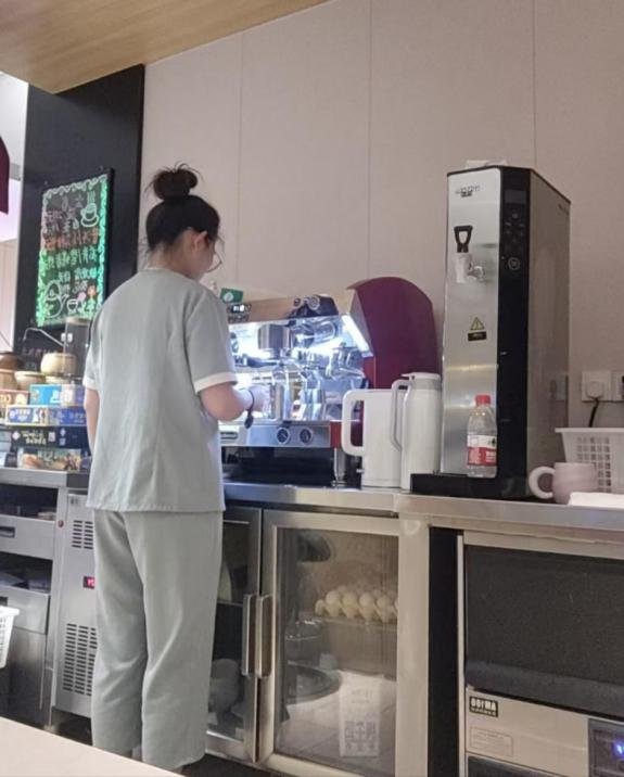 宋美妮三位同学在卓正国际酒店用实践书
