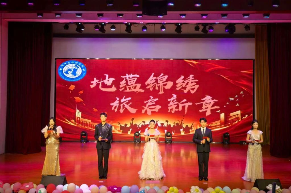 师生欢聚一堂