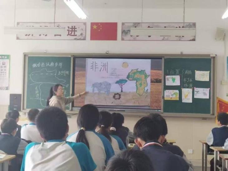申一凡三位同学于八年级地理实习岗位上