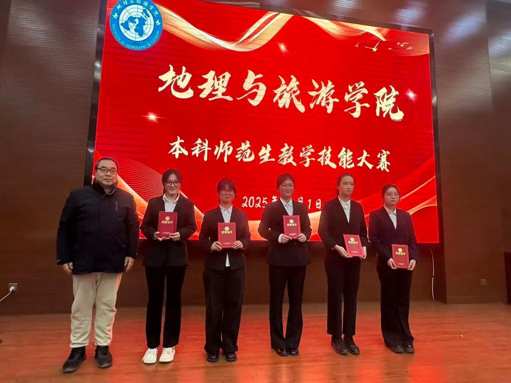 向评委老师们展示了他们的教学风采
